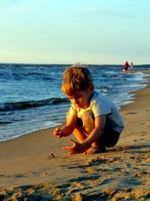 chlapca v piesku na plazi