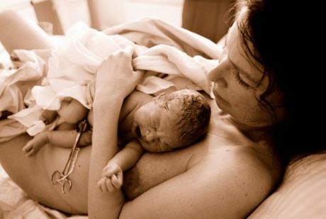 Apgarovej skore. Po pôrode sa hodnotí adaptácia novorodenca.